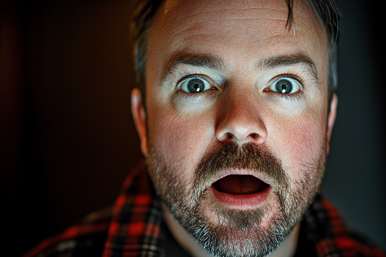 Zbliżenie na winnego z zaskoczonym wyrazem twarzy | Źródło: Midjourney