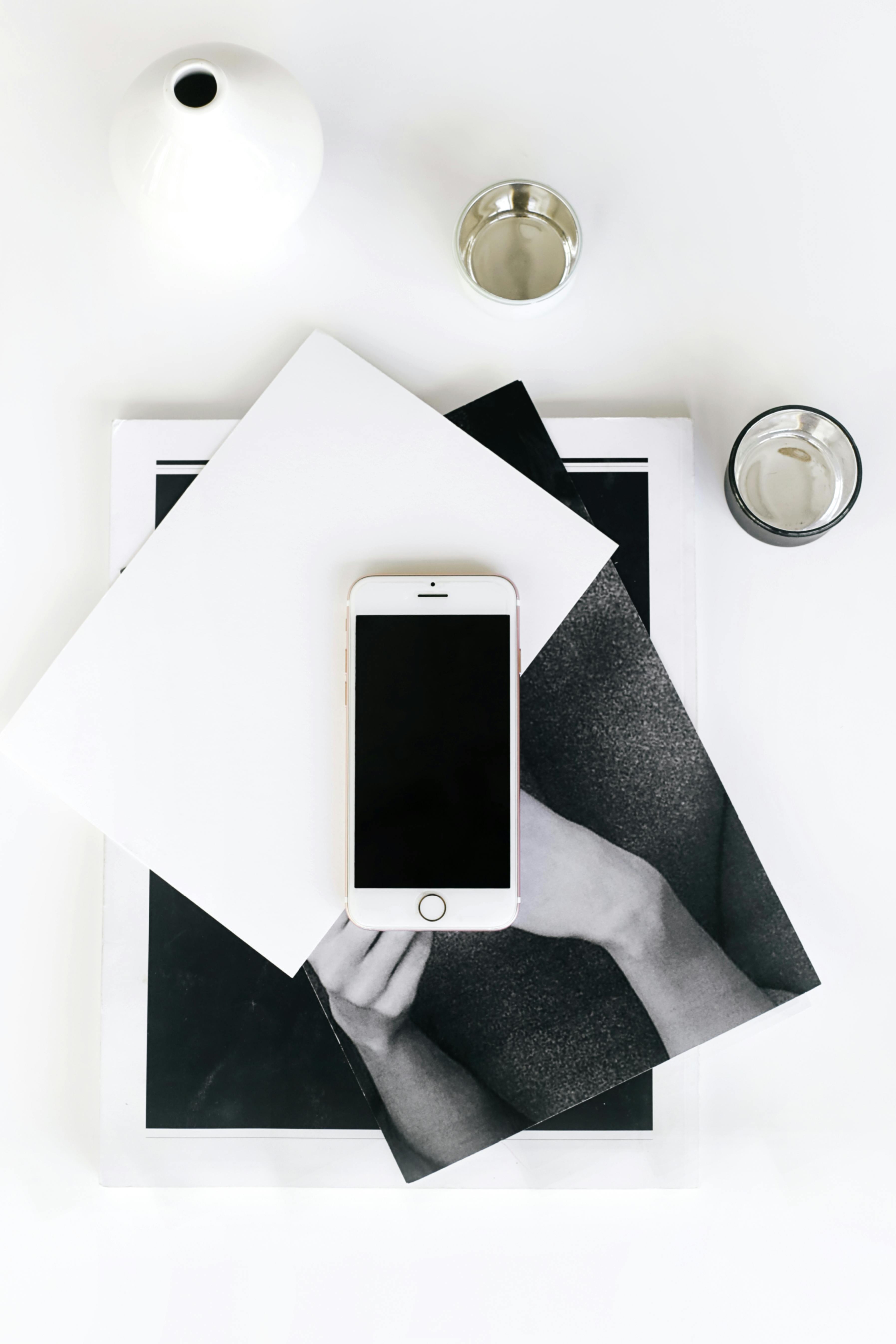 A cellphone on a table | Source: Pexels