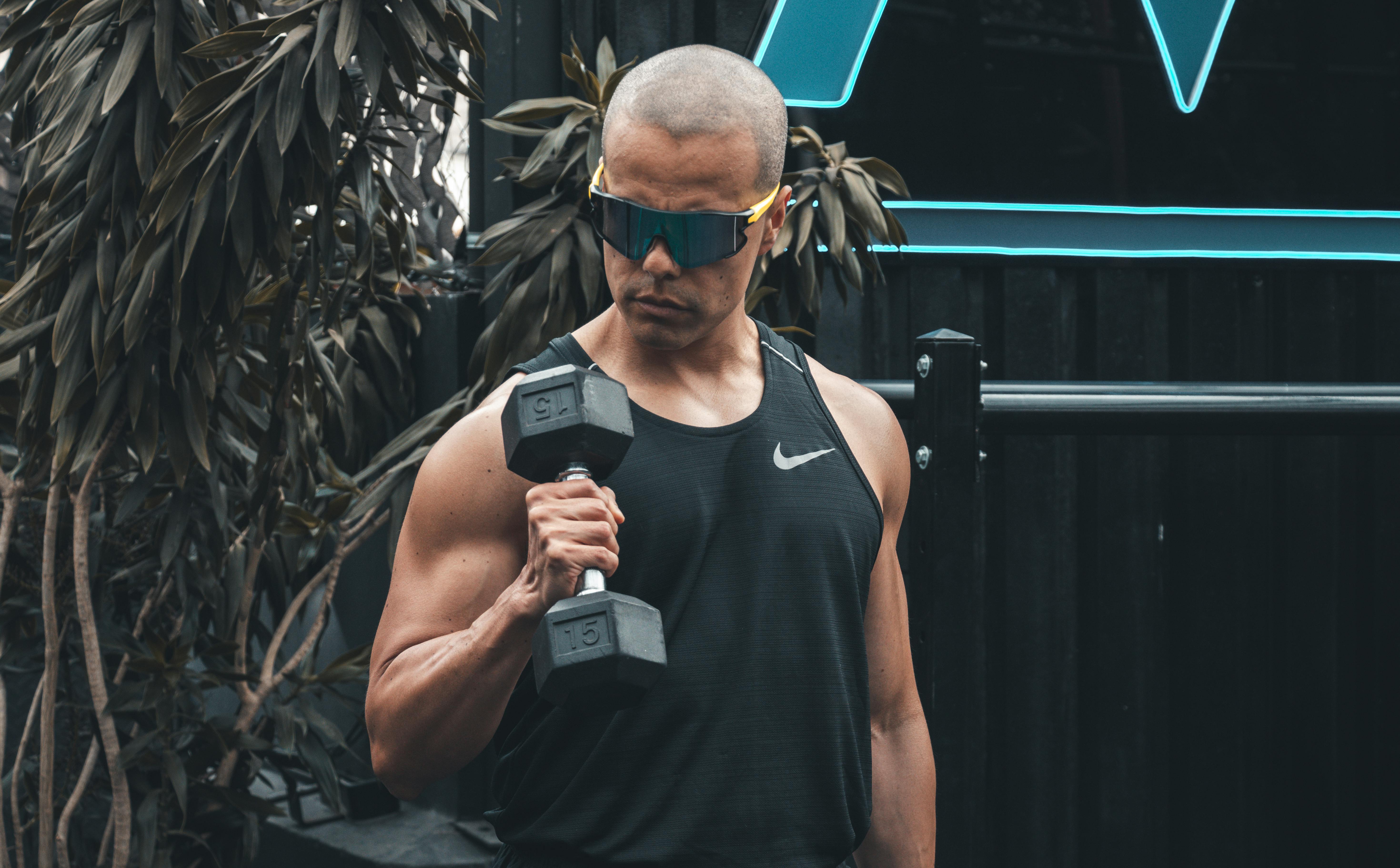 Man lifting dumbbells | Source: Pexels