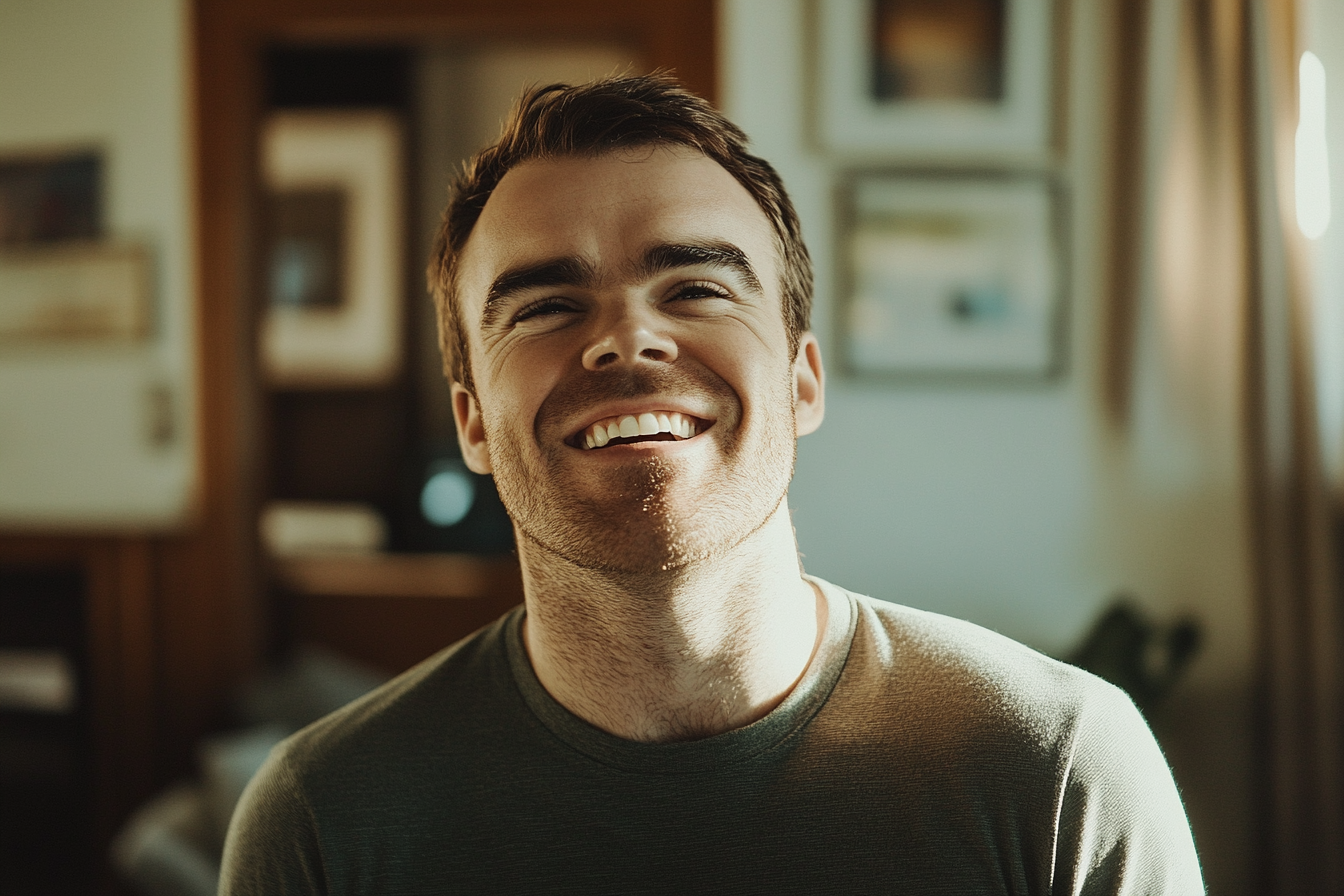 A man laughing | Source: No source