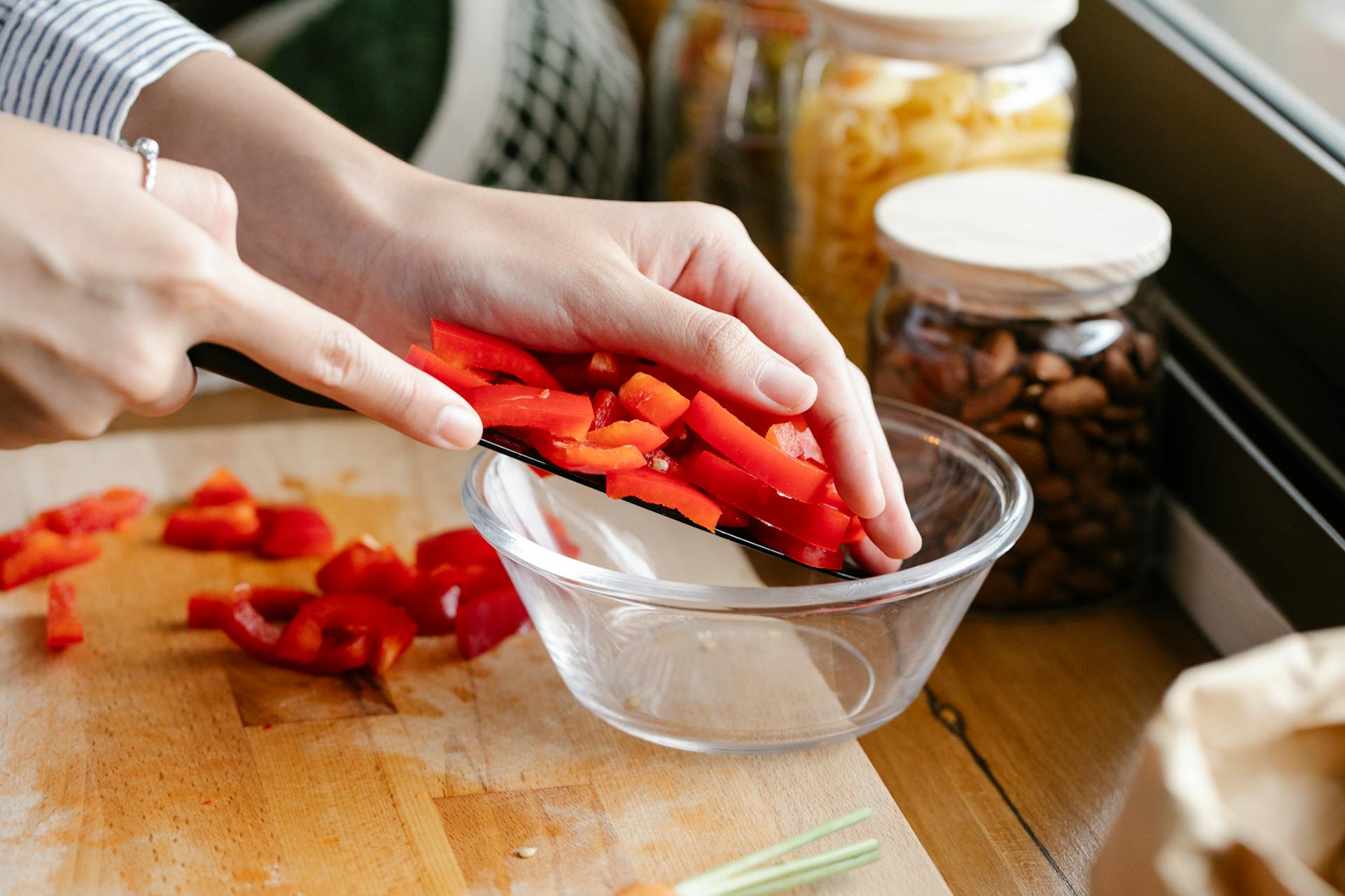 A woman chopping bell peppers | Source: Pexels