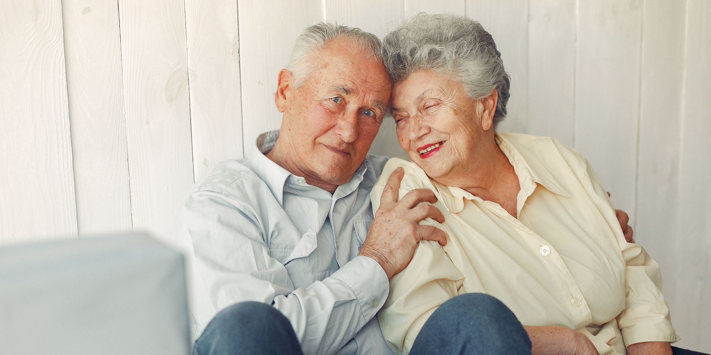 A happy elderly couple embracing | Source: No source