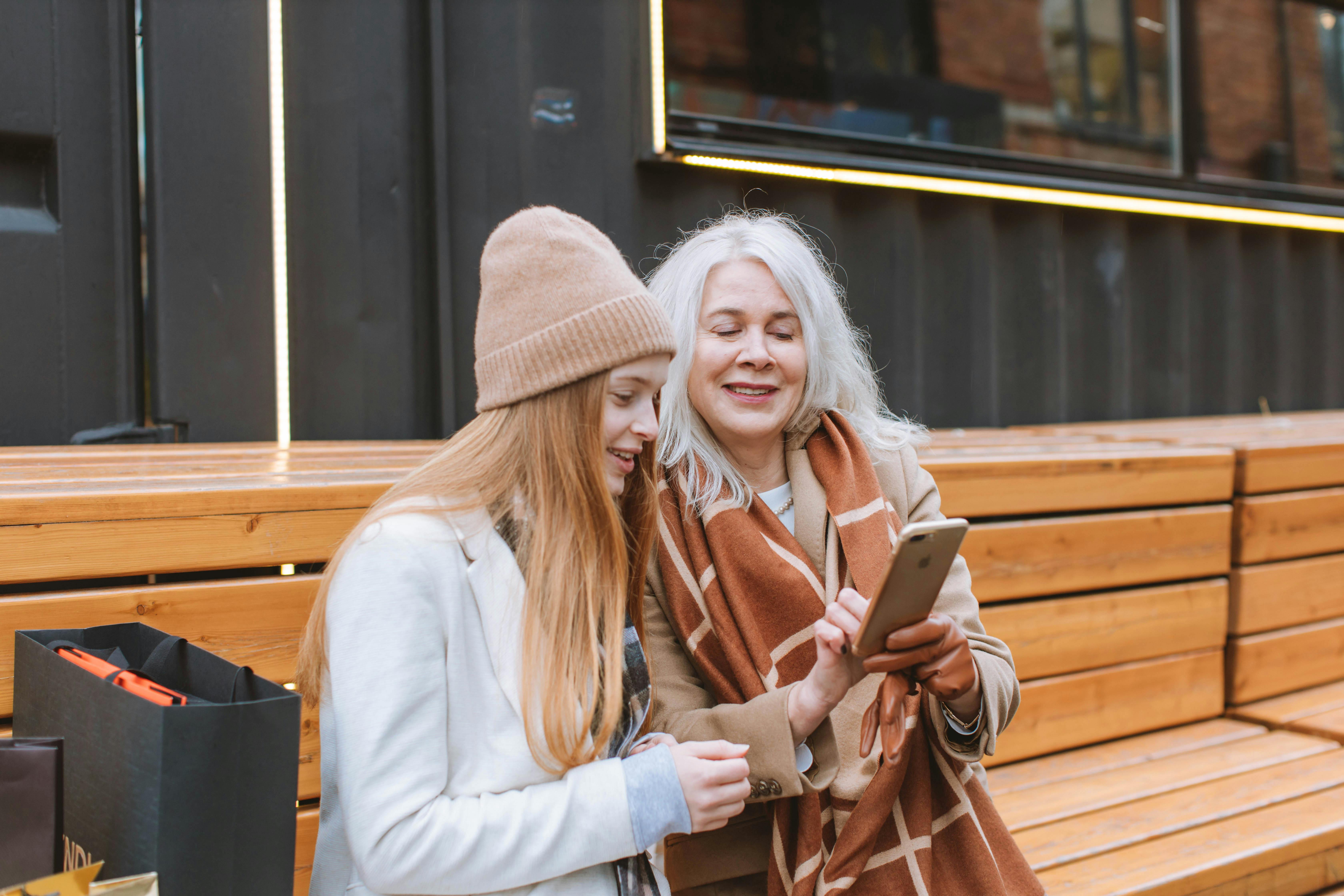 Mother and daughter using a smartphone | Source: Pexels