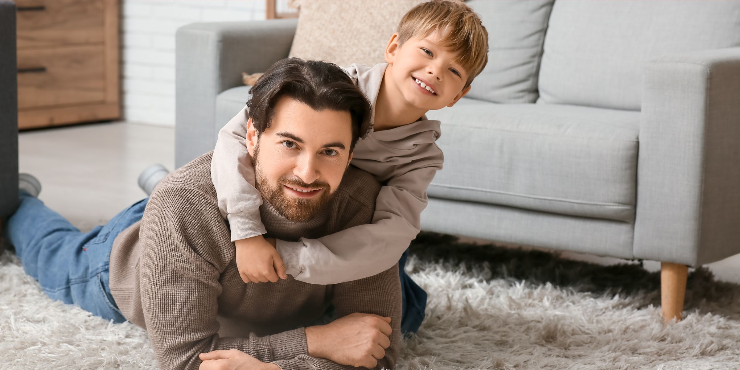A little boy with his dad | Source: Shutterstock
