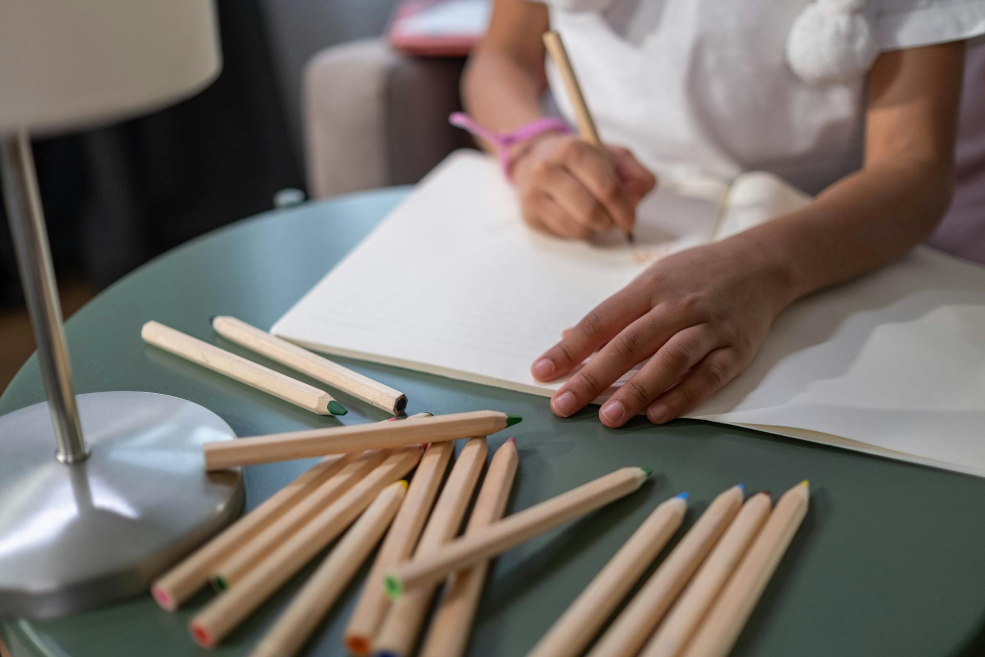 A child writing | Source: Pexels