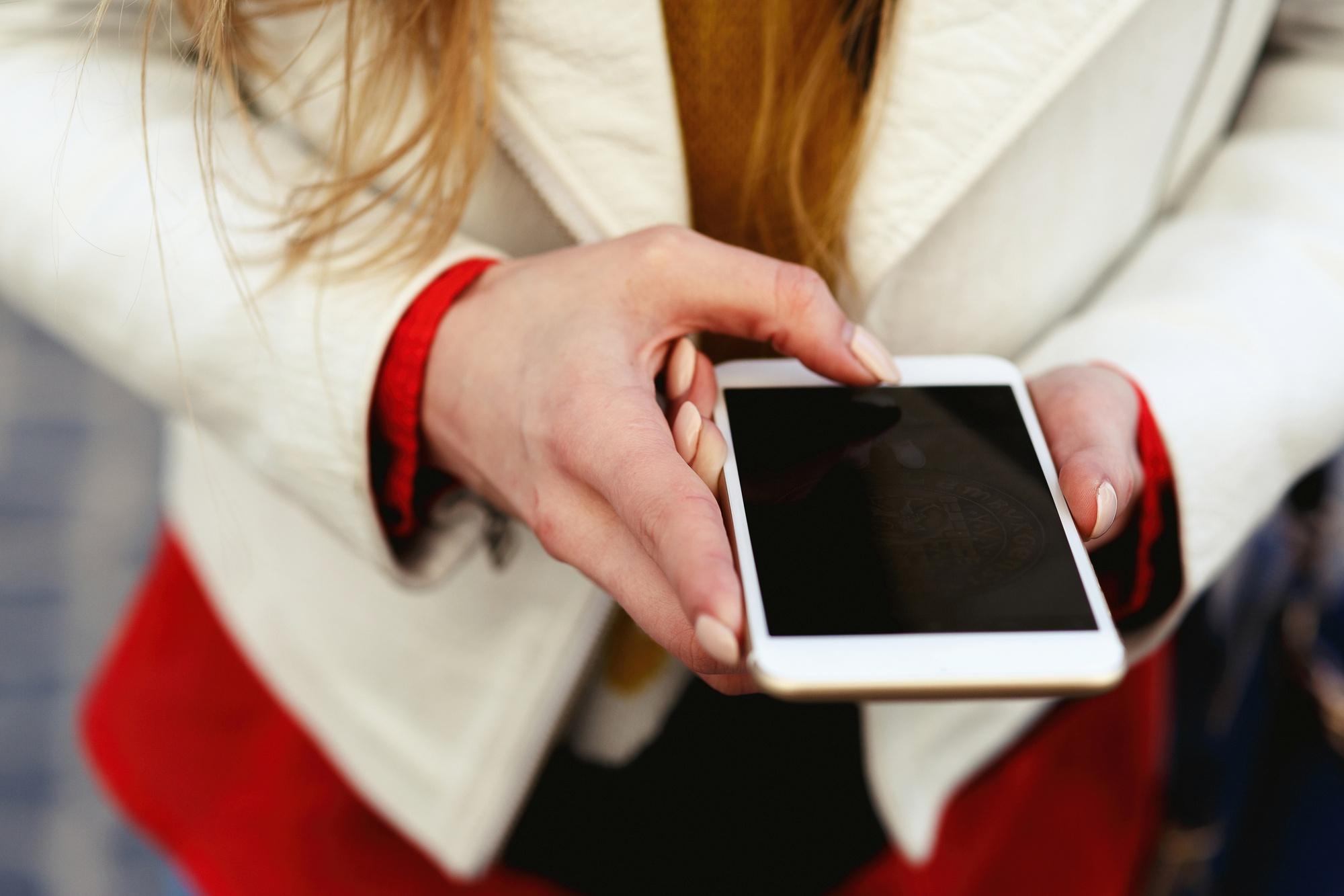 A woman holding her phone | Source: Freepik