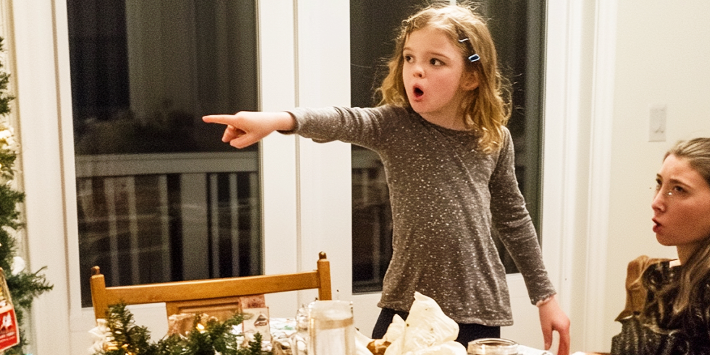 A pointing little girl | Source: No source