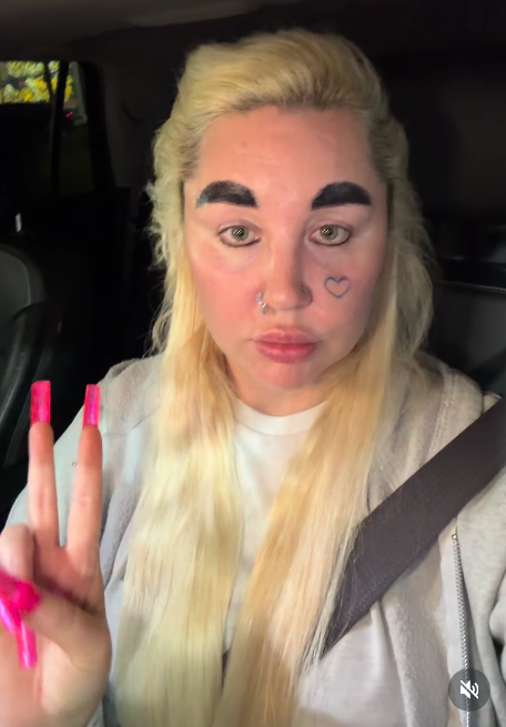 Amanda Bynes is seen making a peace sign in her car on February 17, 2026 | Source: Instagram/amandapandapandapanda1