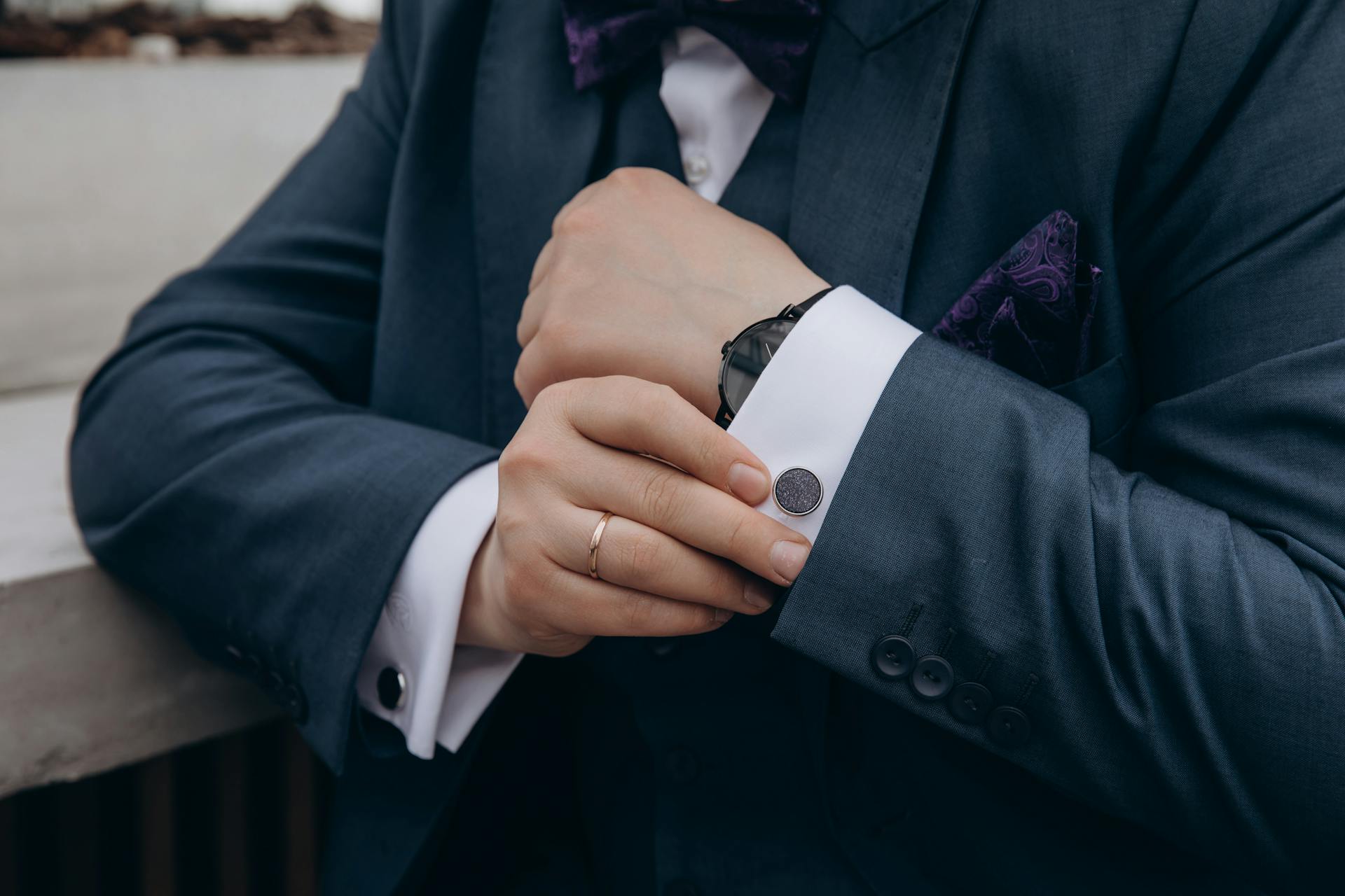A man adjusting his left cuff | Source: Pexels