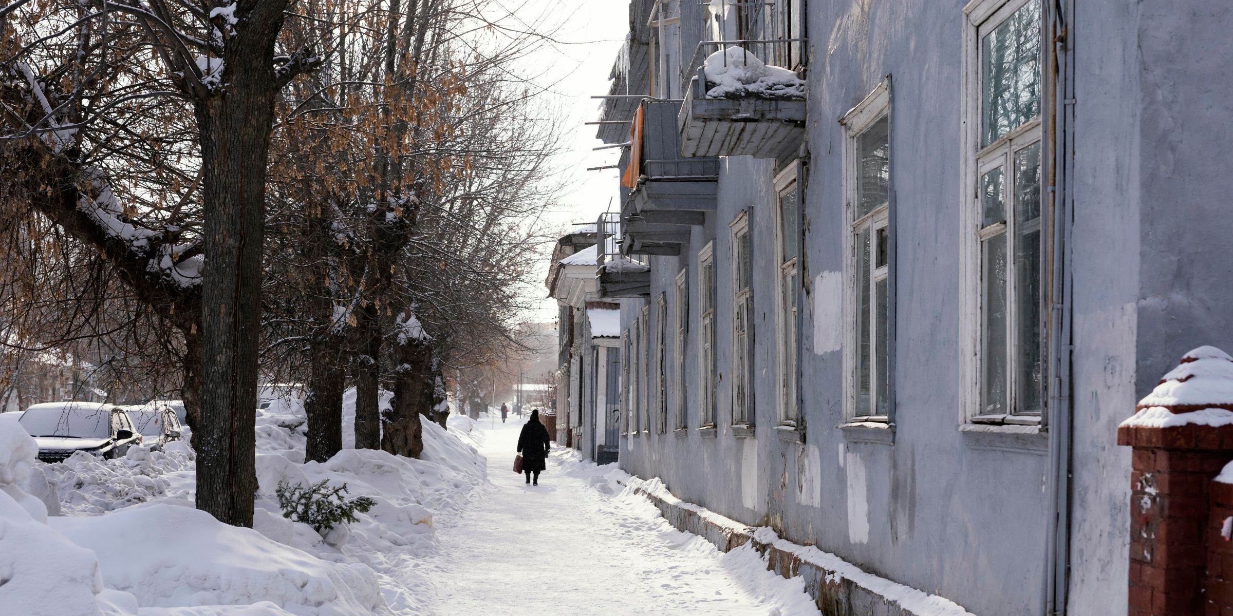 A person walking in the snow | Source: Freepik