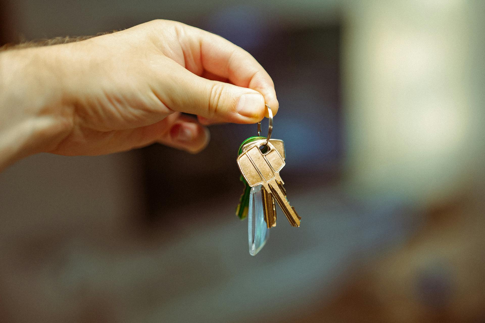 Person holding a house's keys | Source: Pexels