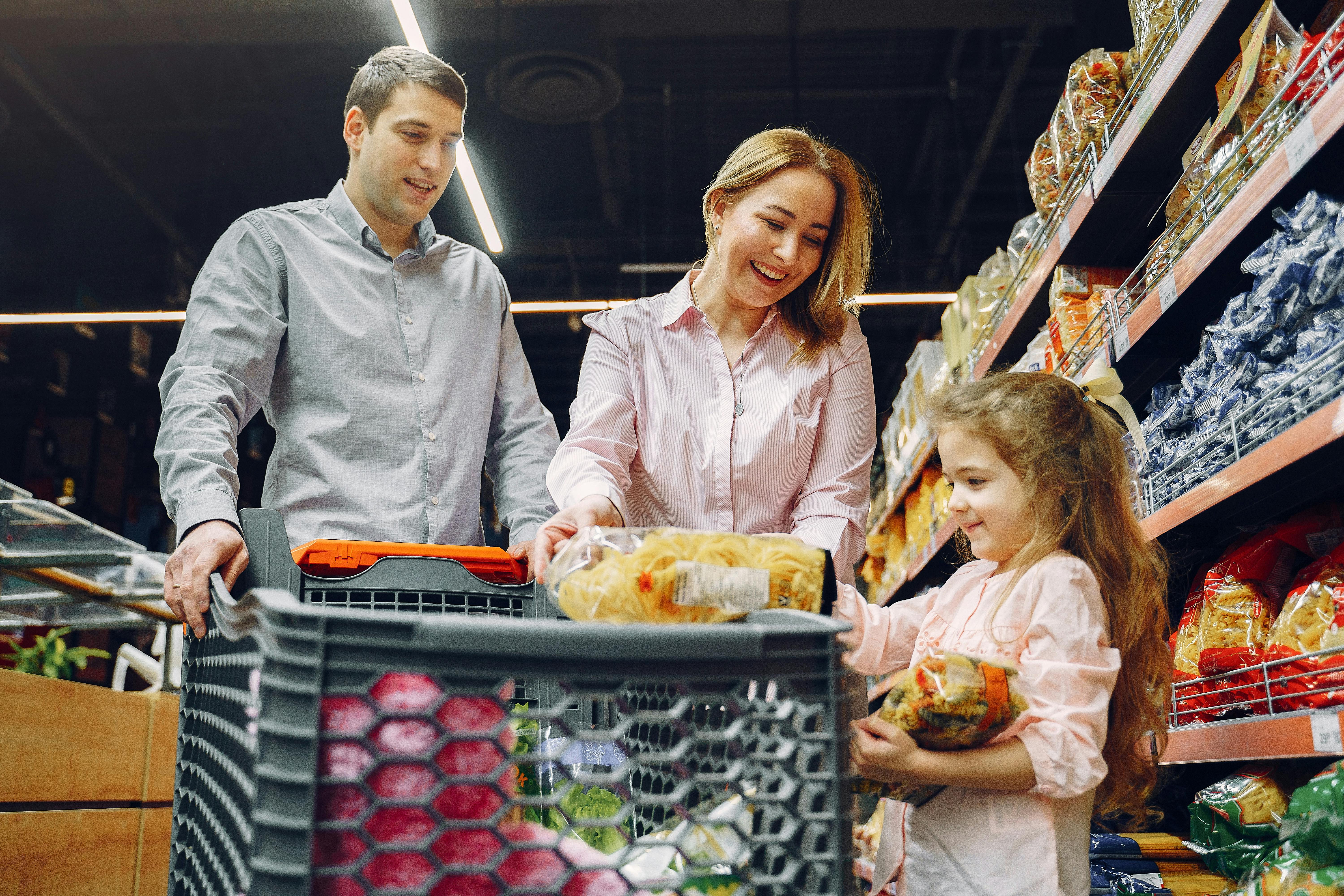Family shopping at the grocery store | Source: Pexels